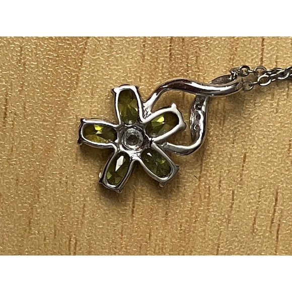 Green Flower Pendant Necklace Silver Tone Floral Marquise Stone 18 Inch Chain - Picture 2 of 4